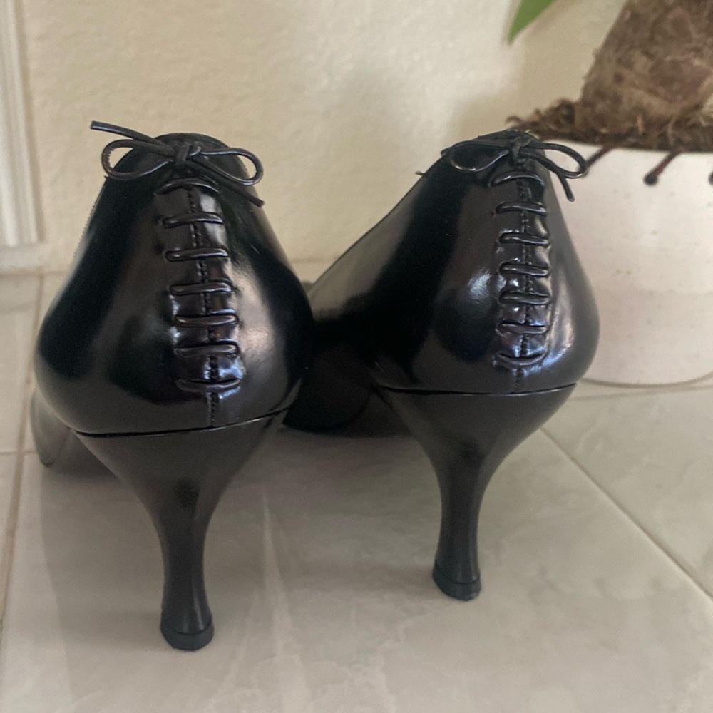 Salvatore Ferragamo black leather pump. Made in Florence, Italy - Picture 3 of 7